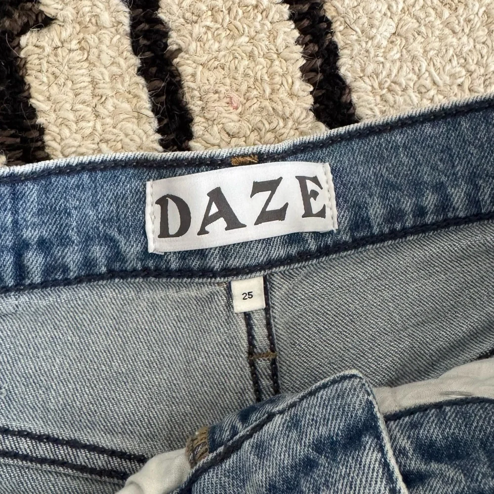 Daze Light Wash High Waisted Barrel Jeans - Picture 4 of 5